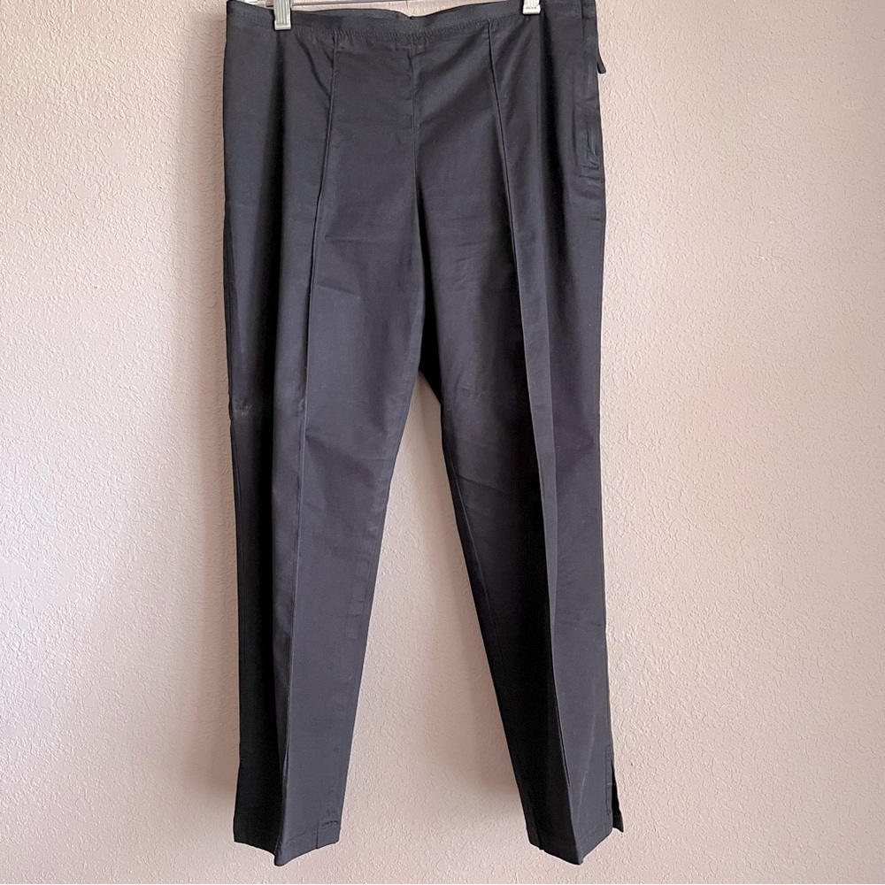 GAP black cropped tailored slacks with side zip and v-cut at ankle